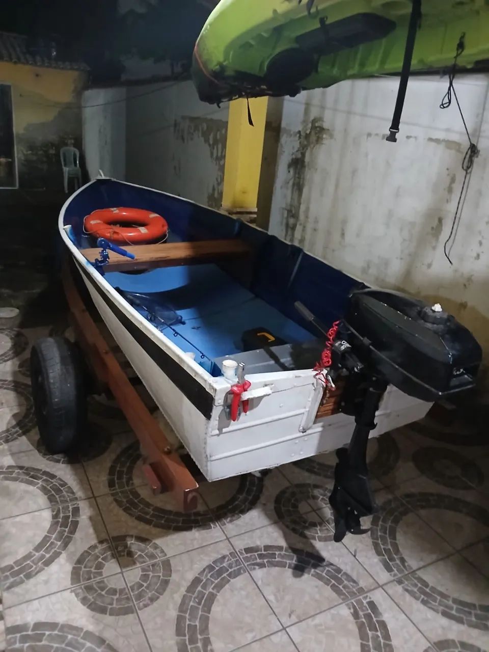 Vendo barco com motor 3.3 mercury vai com a carretinha  - Foto 2
