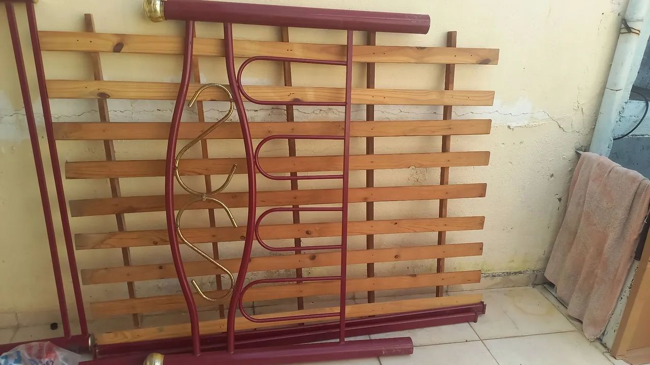 Cama de casal com armação de ferro
