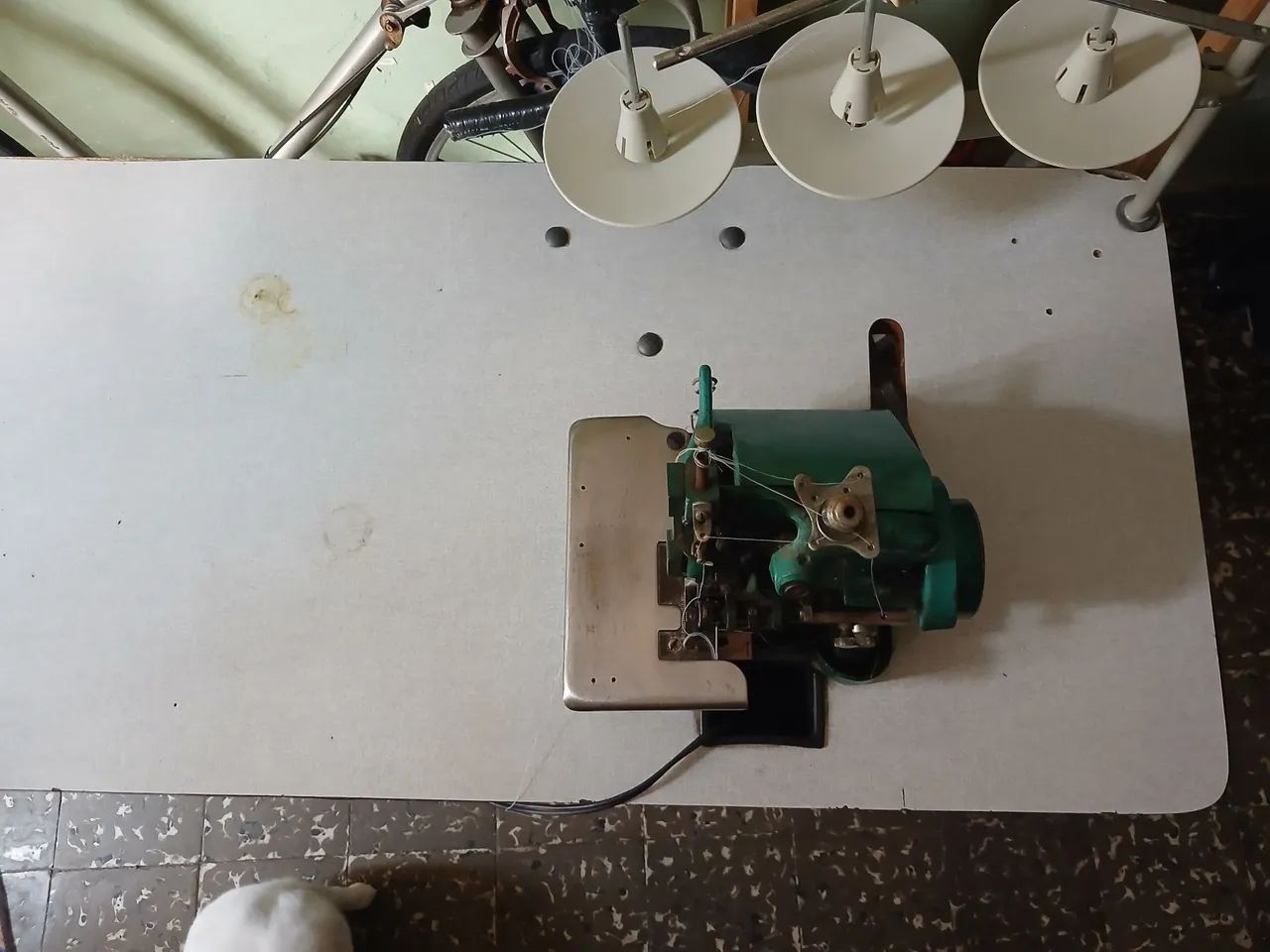 Máquina Overlock com mesa - Foto 2