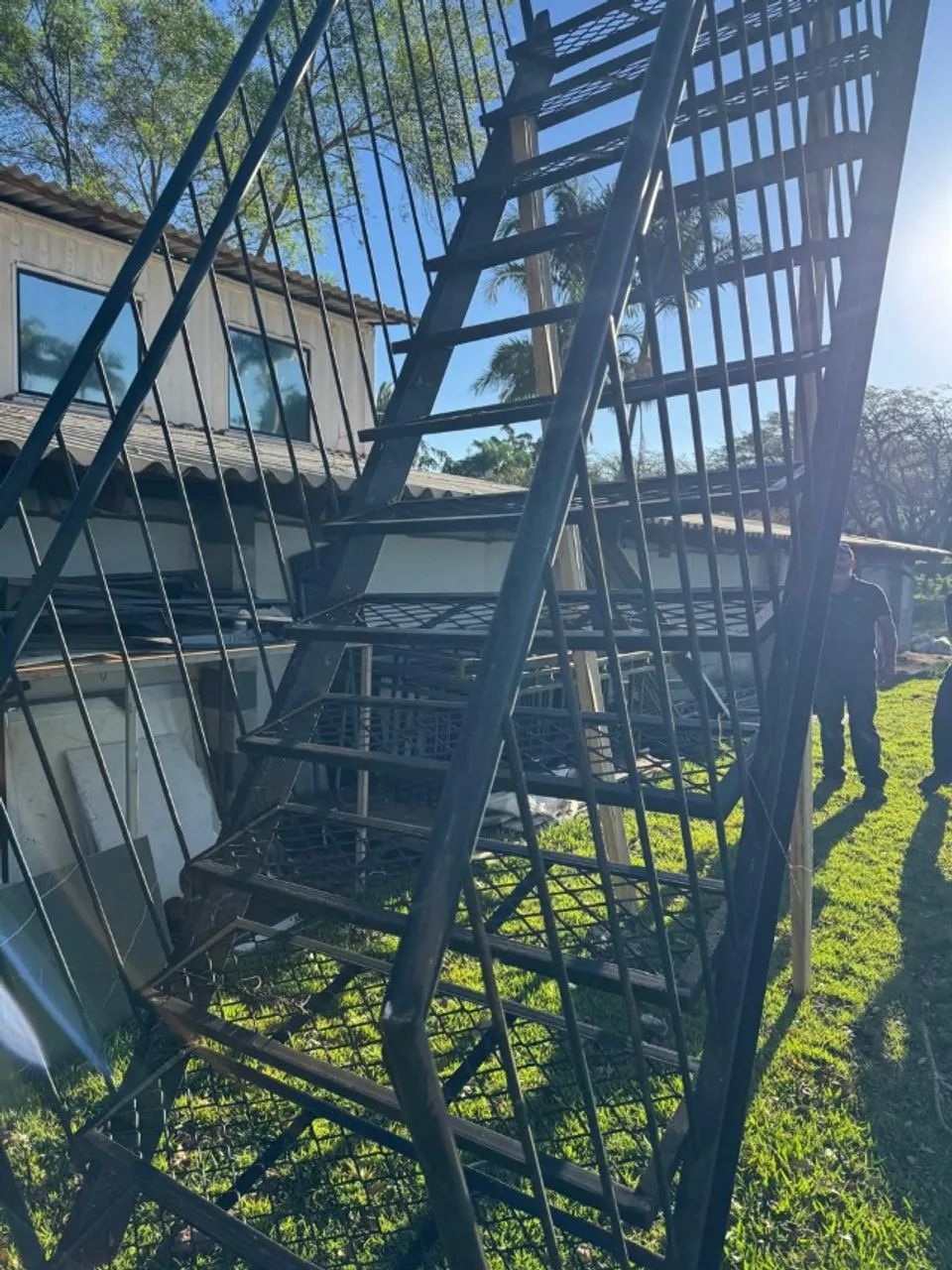 ESCADA DE FERRO COM 12 DEGRAUS E PROTEÇÃO 