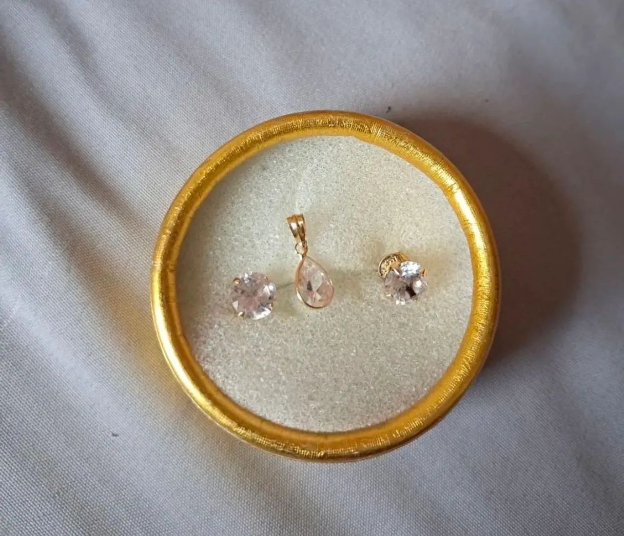 Vendo conj de brincos e pingente de ouro e zirconia 