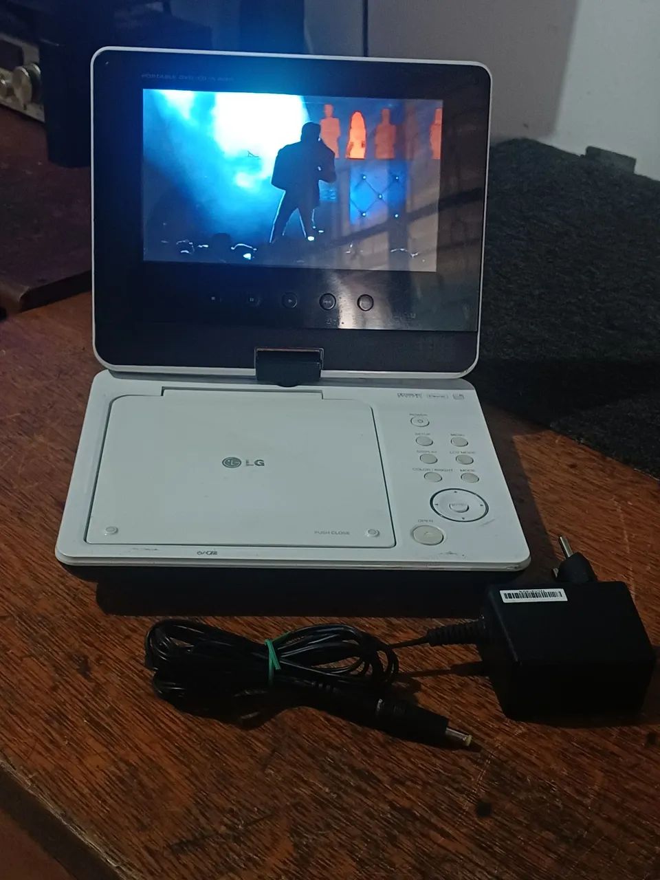 Dvd Player Portátil com tela LCD 6 polegadas 