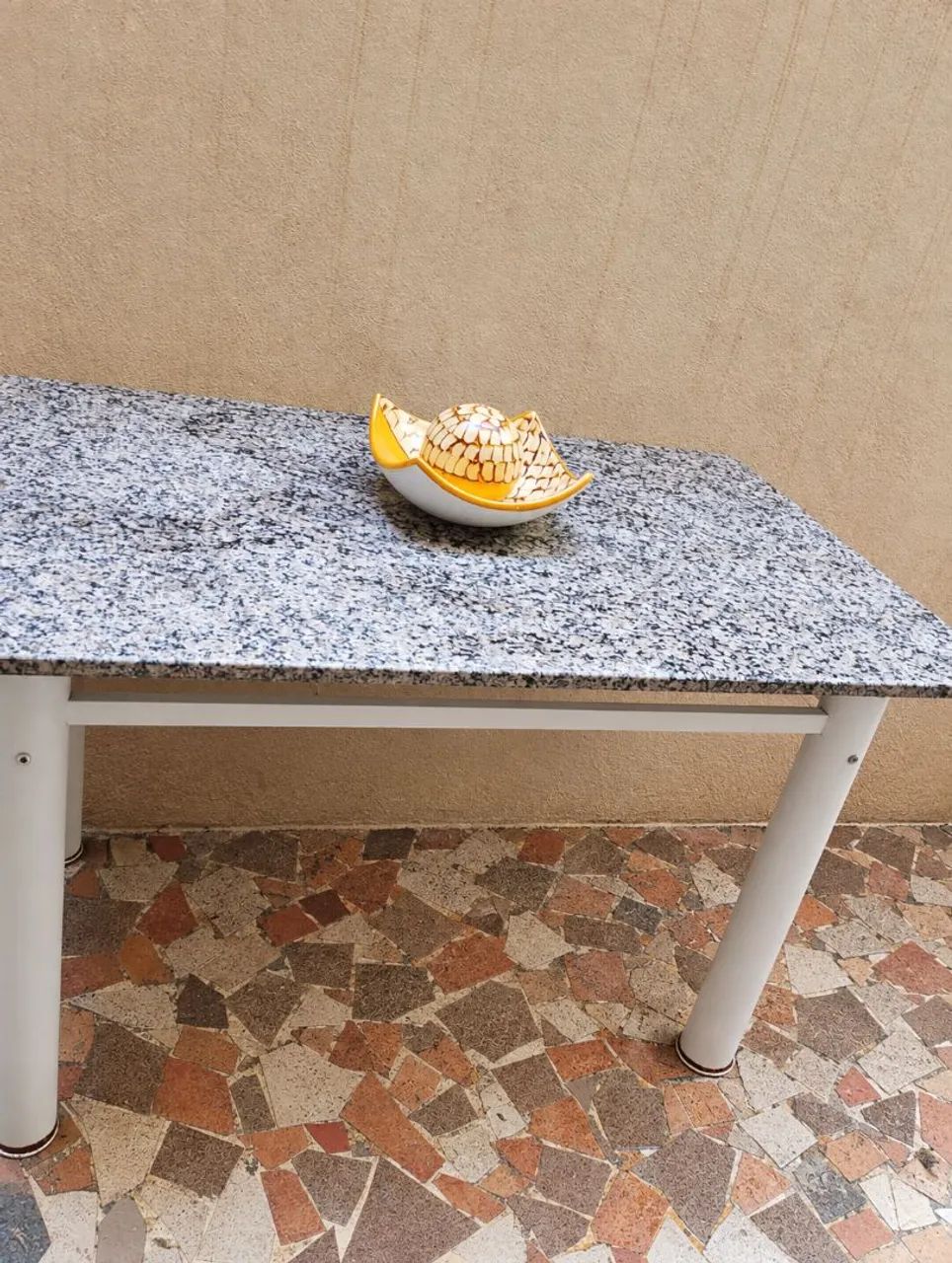 Mesa com tampo de granito, robusta e em ótimo estado! - Foto 2