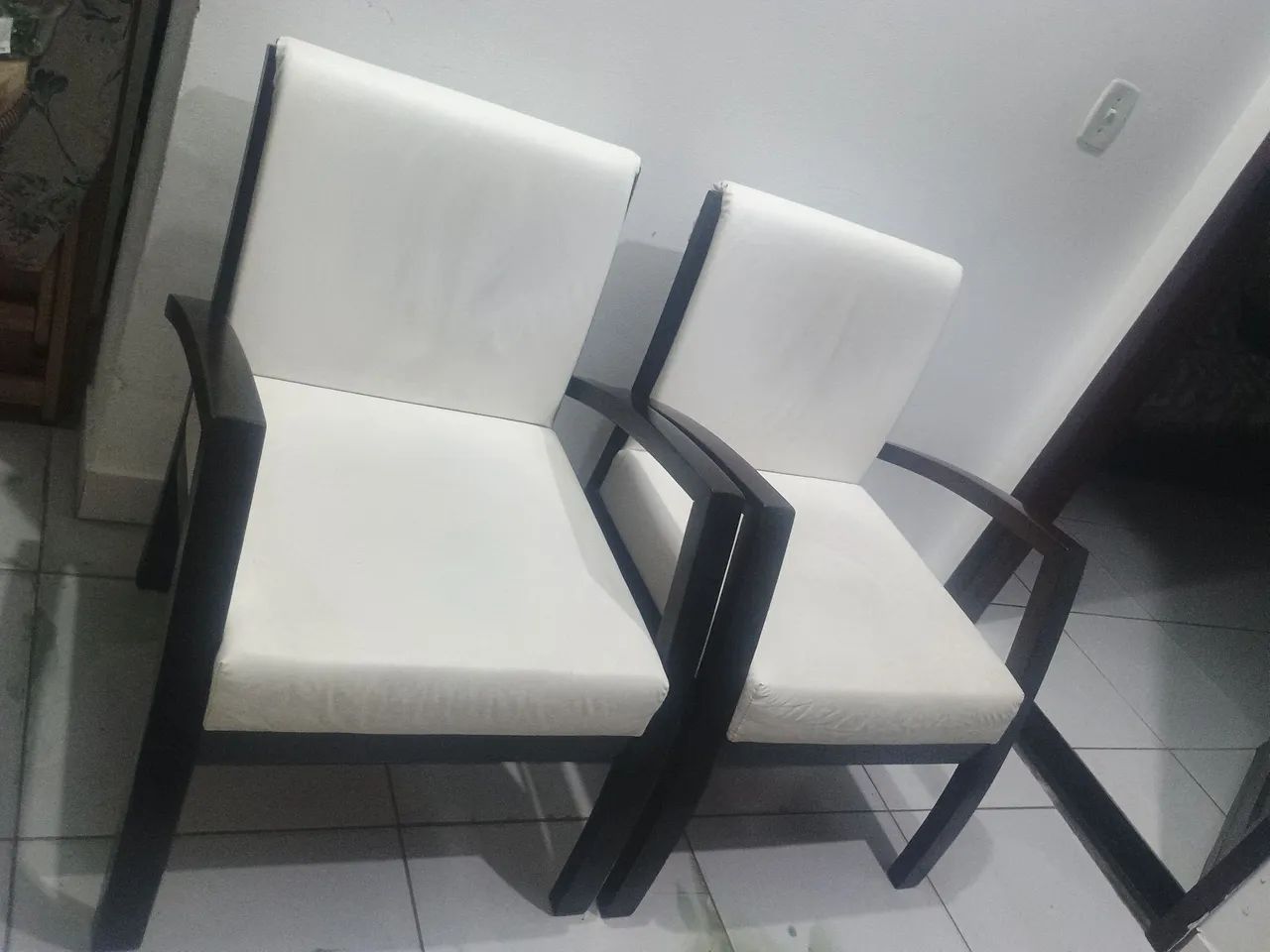 Vendo essas duas poltronas preço pra vender logo 