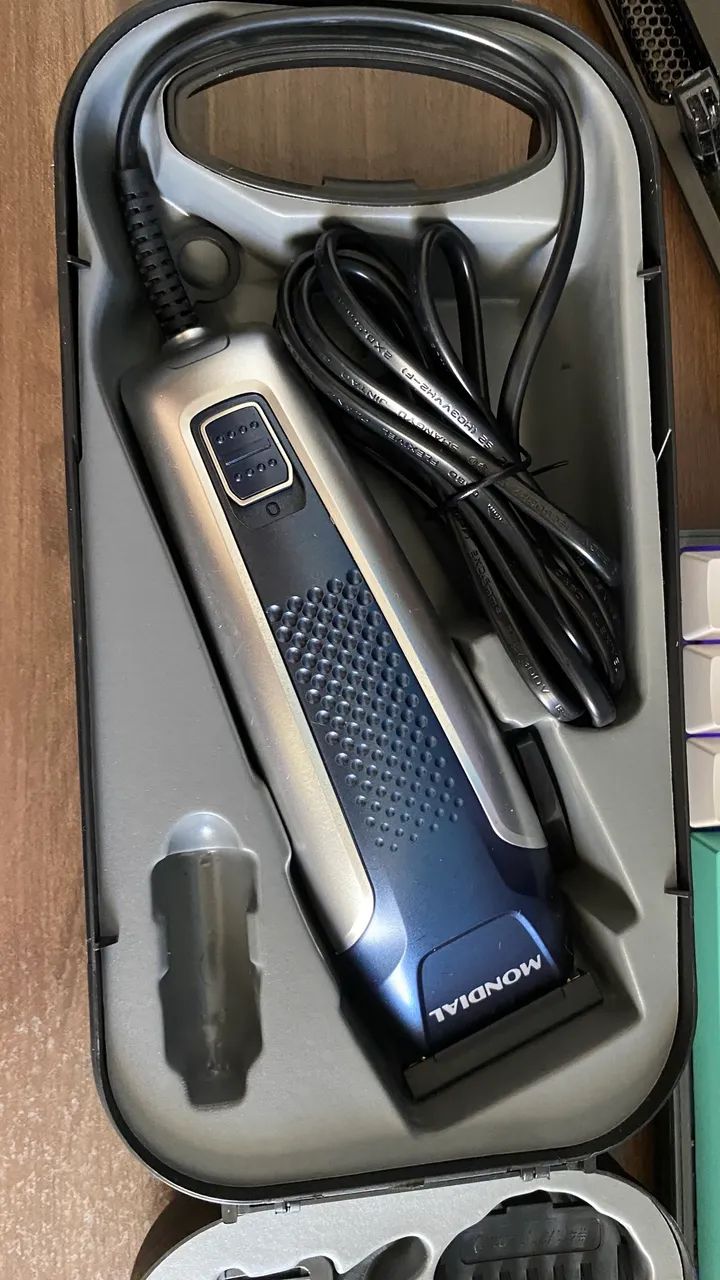 Maquininha de cabelo- Mondial - Completa e nova