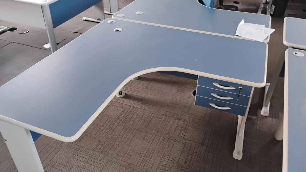 Mesa de escritorio em L azul 1.20 com 3 gavetas