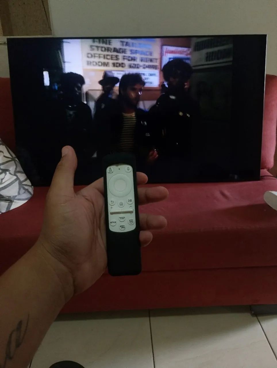 Vendo tv 50 polegadas smart Alexa com controle original carregável na energia solar 