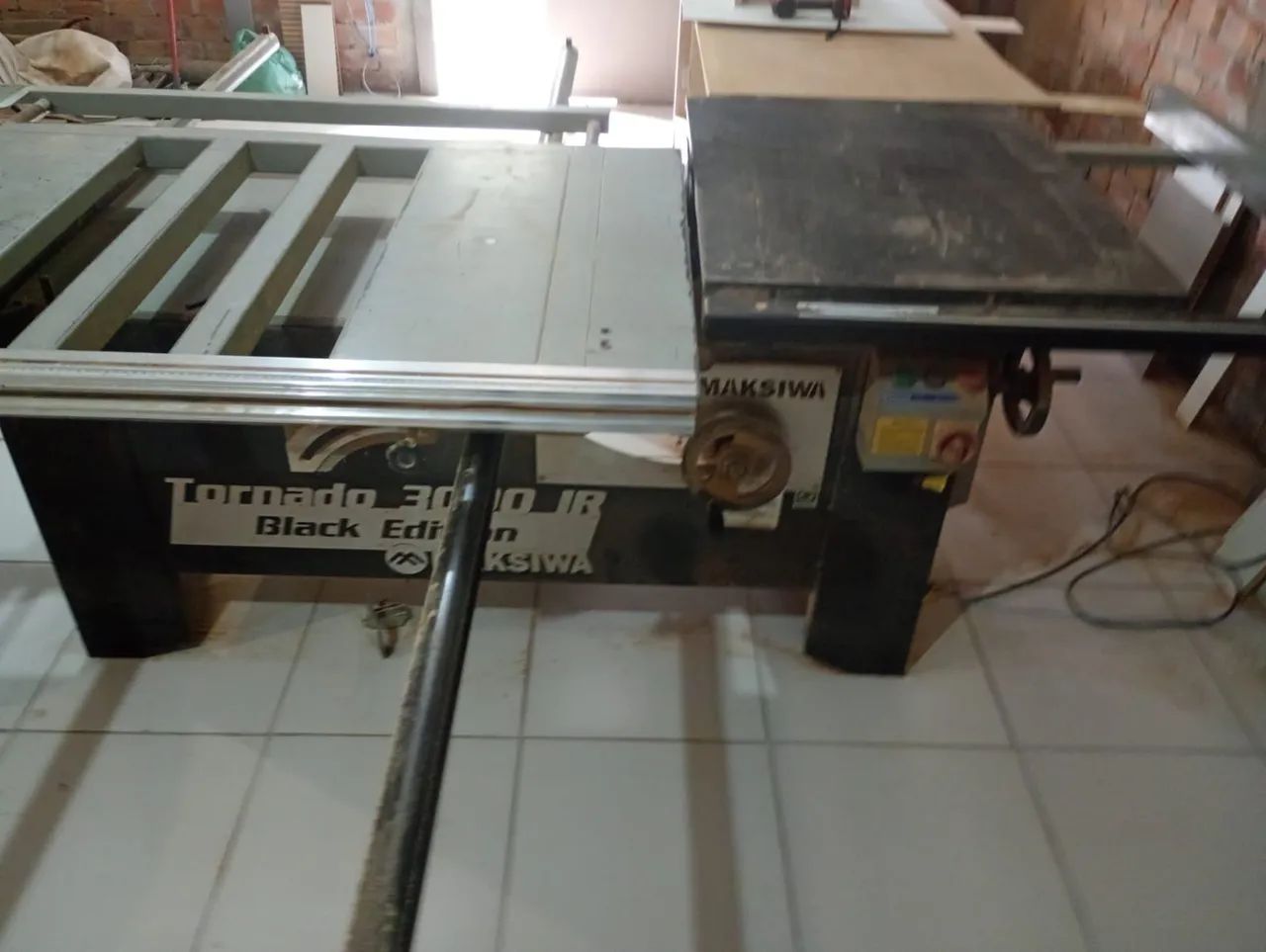 Esquadrejadeira tornado 3000