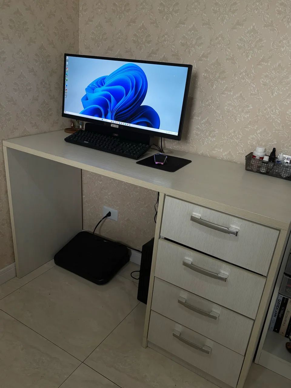 Escrivaninha com 4 Gavetas - Excelente Estado - Foto 2