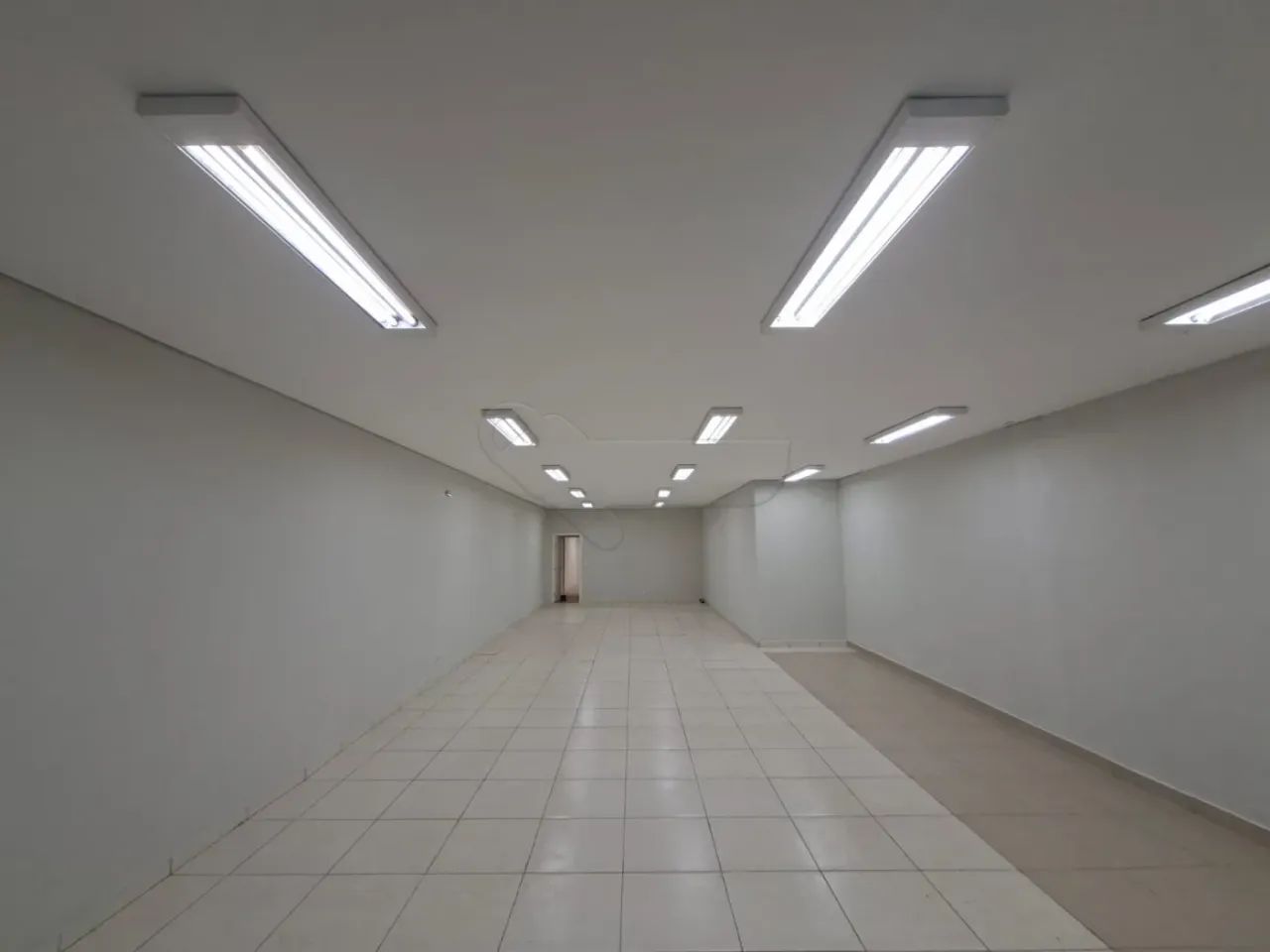 Excelente loja com aproximadamente 80m², no centro da cidade com alto fluxo de pessoas. - Foto 3