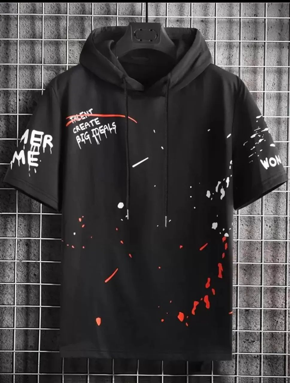 Camisa masculina com capuz estampada