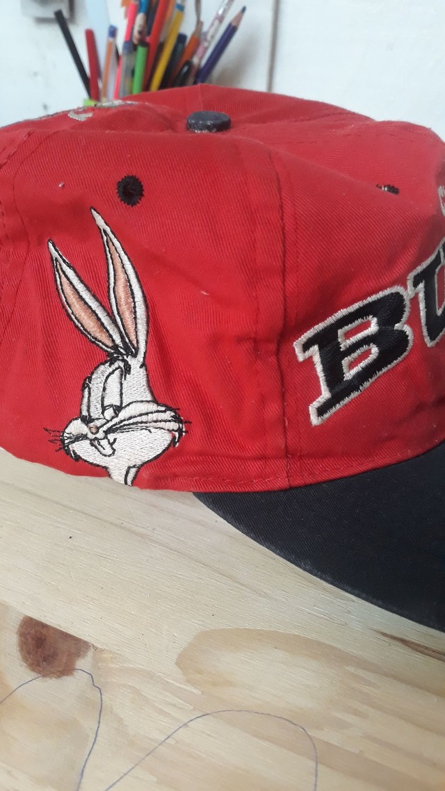 Boné antigo da Chicago bulls e looney tunes anos 90 - Bijouterias, relógios  e acessórios - Jardim Cláudia, Pinhais 1018825832 | OLX