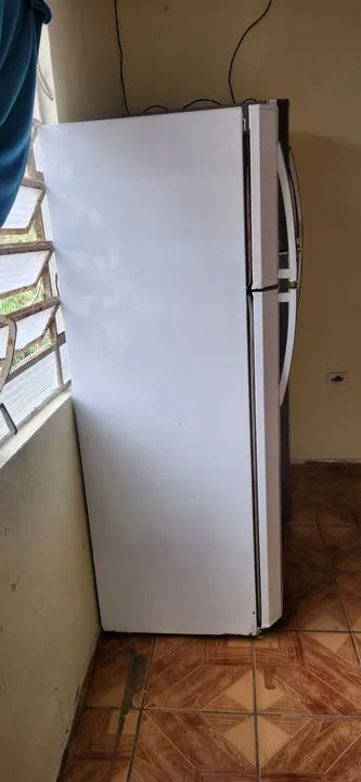 Duas Geladeiras - Uma Branca e Uma Inox - Foto 3