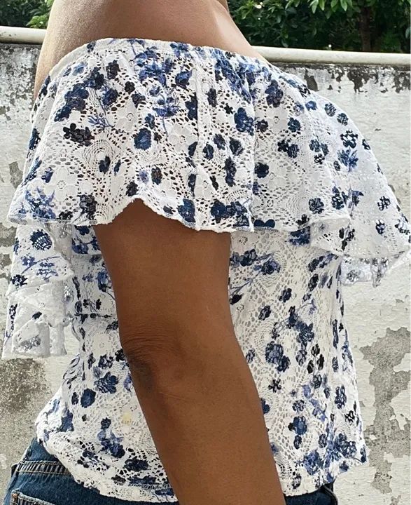 Blusa branca de renda com estampa floral - Foto 4