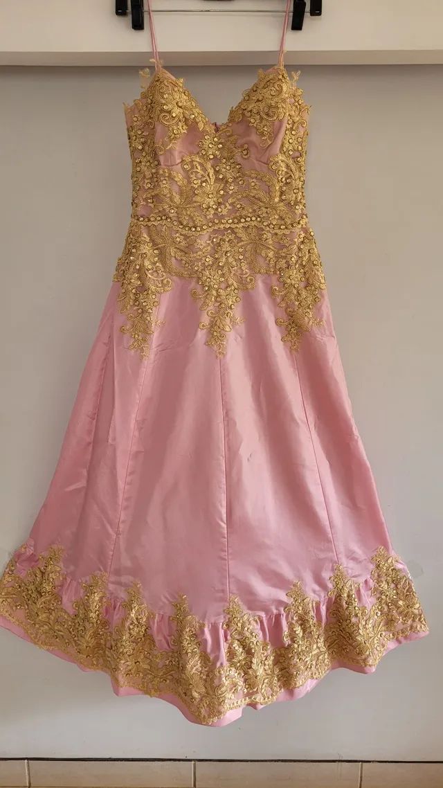 Vestido de festa rosa com renda dourada e pedraria