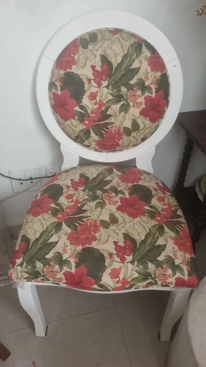 Par de Cadeira Medalhão branca/  floral