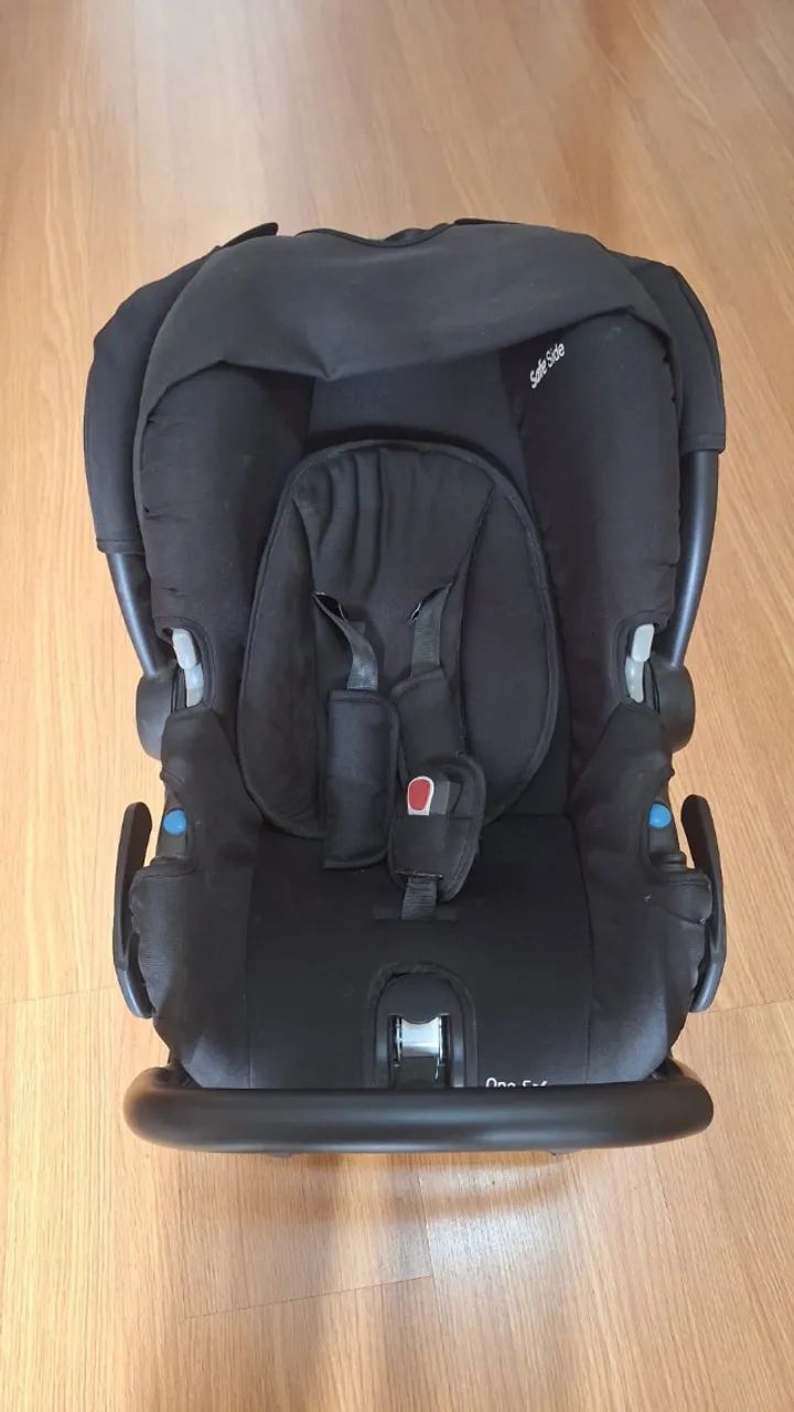 Carrinho de bebê Safety First preto com bebê conforto e base para carro - Foto 3