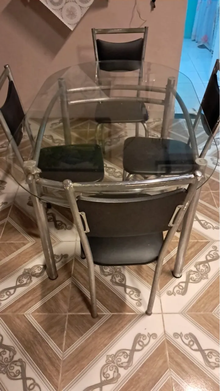 Mesa de jantar com tampo de vidro