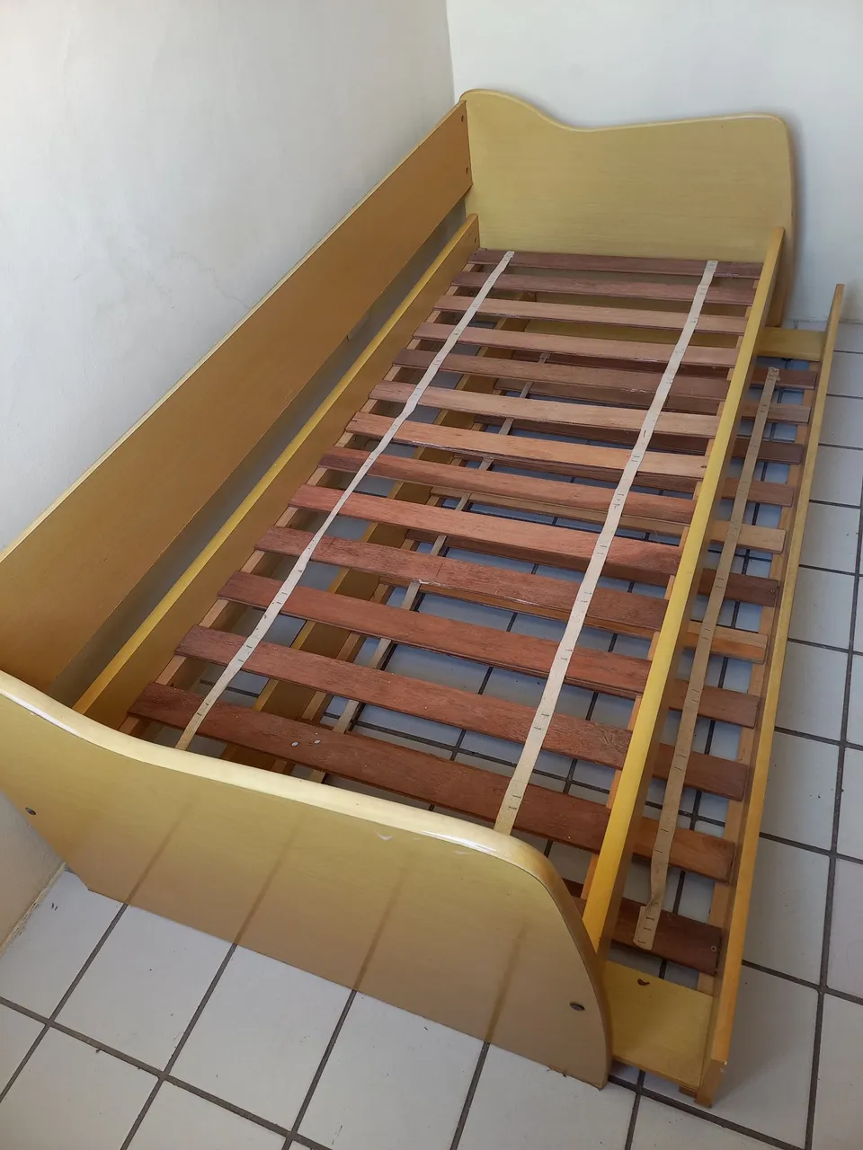 Bicama de madeira com estrutura resistente