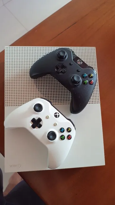 Xbox One S 500GB com 2 controles originais