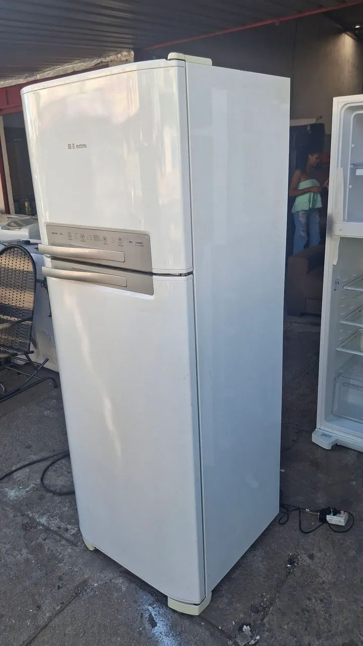 GELADEIRA ELECTROLUX DUPLEX FROST FREE SEMI-NOVA - Foto 2