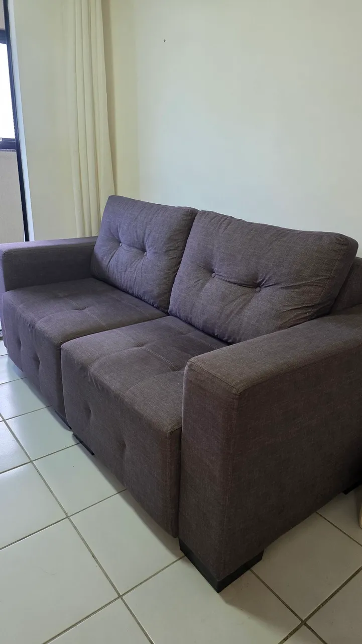 Sofá 3 lugares em tecido, confortável e elegante
