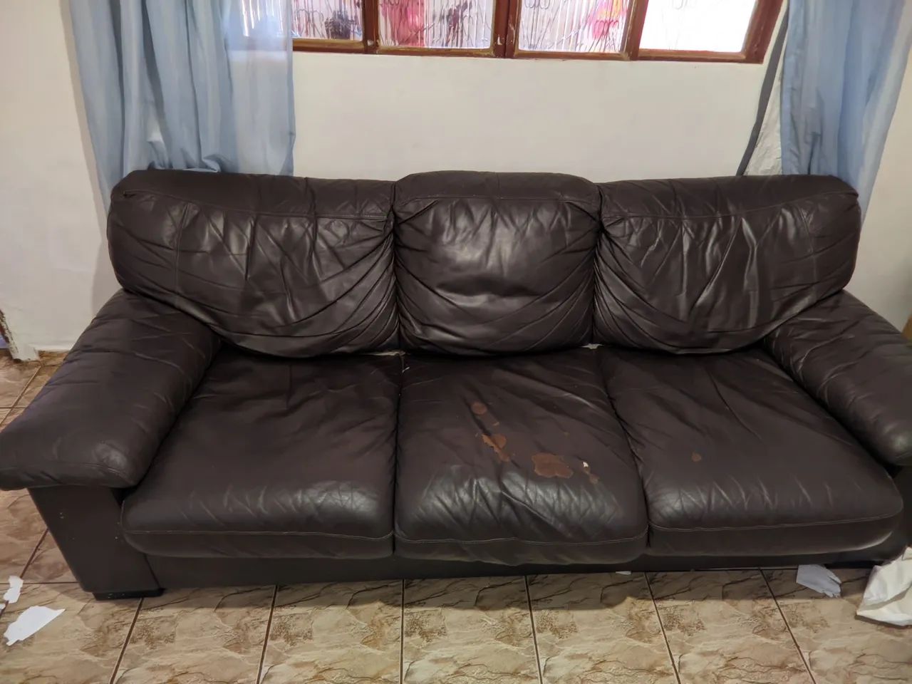 VENDO URGENTE SOFÁ CAMA DE COURO.