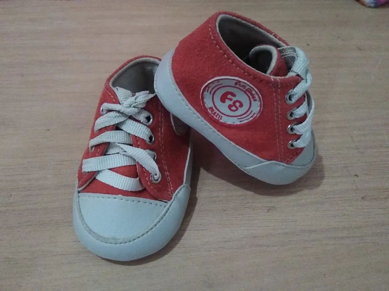 Sapatinhos de Bebê - Brancos - Tamanho Pequeno - Foto 2