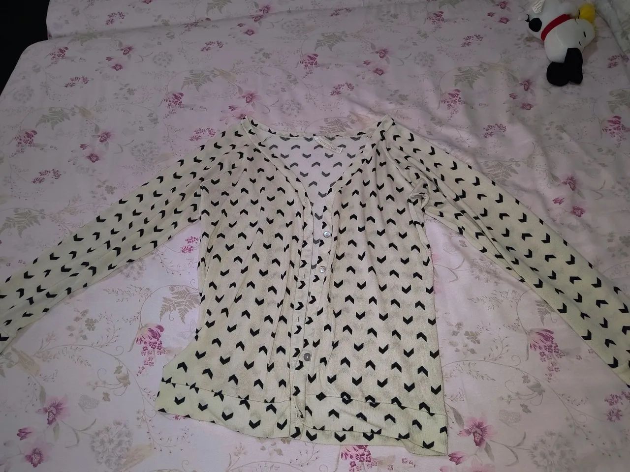 Blusa estampada com detalhes