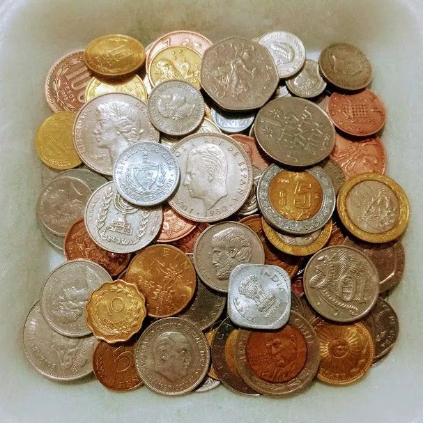 Lote com 100 Moedas Estrangeiras Antigas - Foto 3