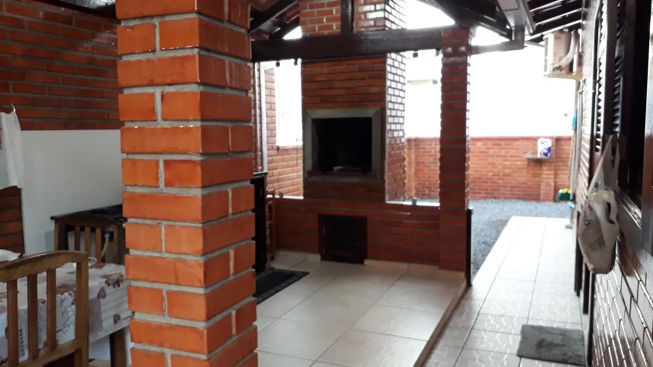 Casa para temporada a 80 metros da praia de Itaguaçu, em Santa Catarina - Foto 4