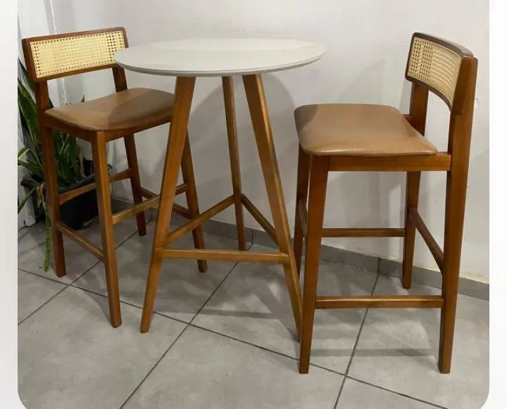 Conjunto de Mesa e Cadeiras