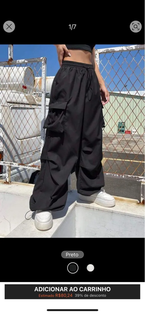 Calça cargo paraquedista com bolso de abas, cordão de ajuste na cintura