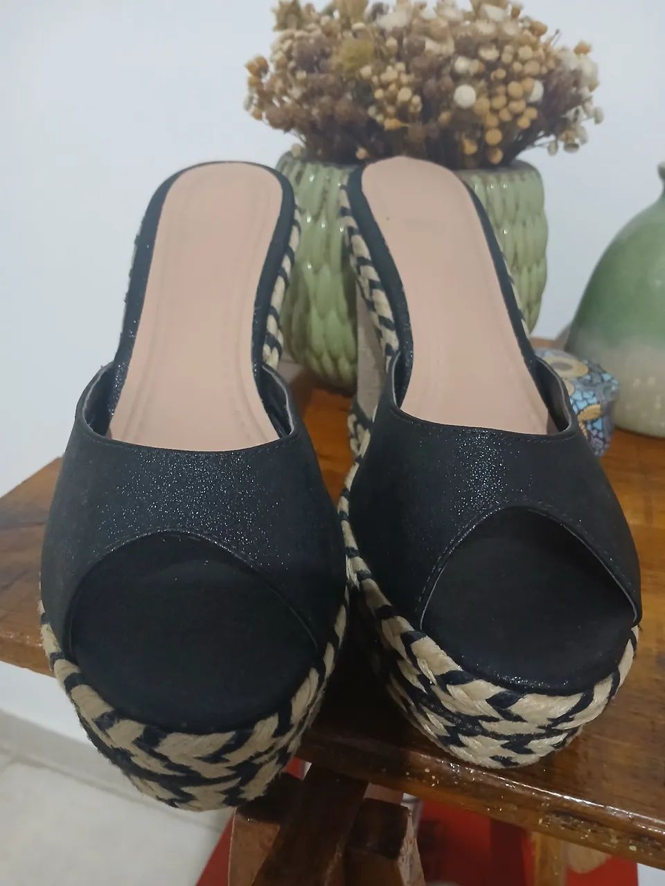 Sandália Anabela Preta com Detalhes em Palha - Foto 3