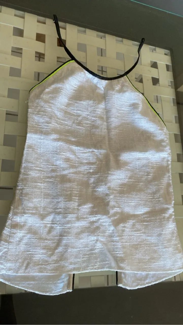 Top branco com detalhes