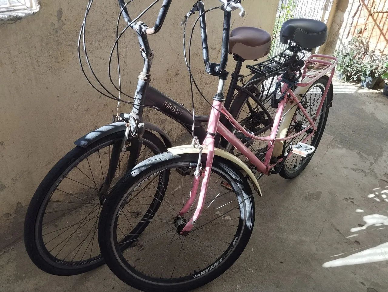 Três bicicletas - urbana e de passeio