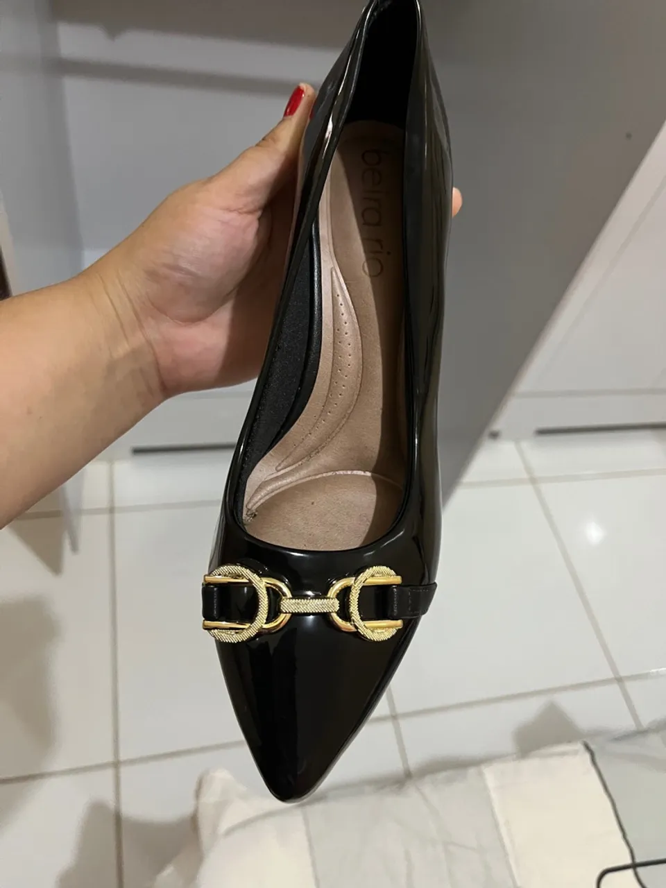 Scarpin Beira Rio Preto com Detalhe Dourado