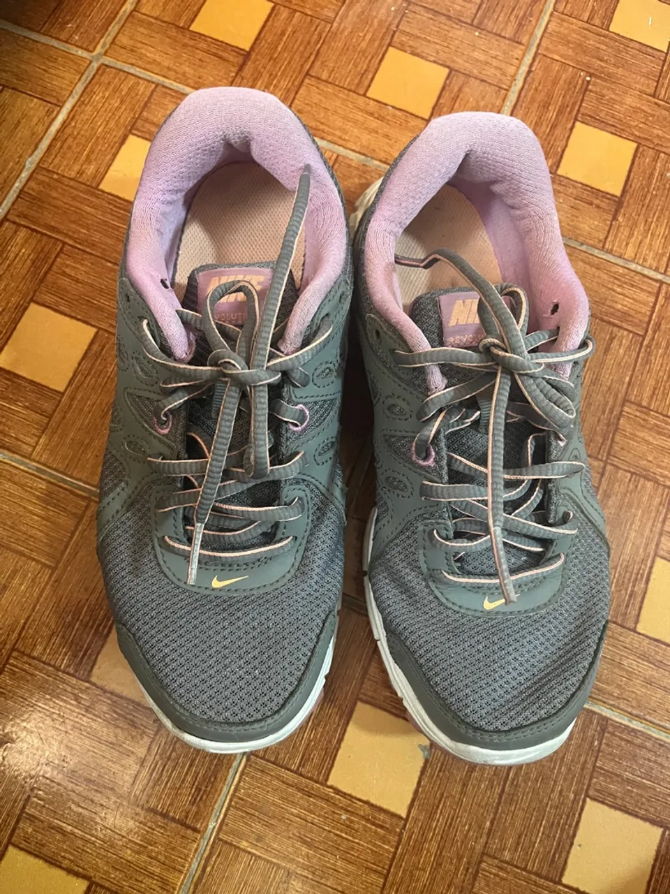 Tênis Nike Cinza com Detalhes Rosa
