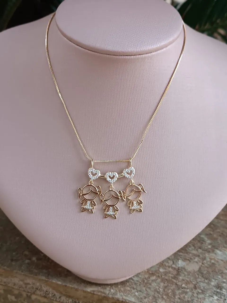 Colar delicado com pingente de meninas e corações