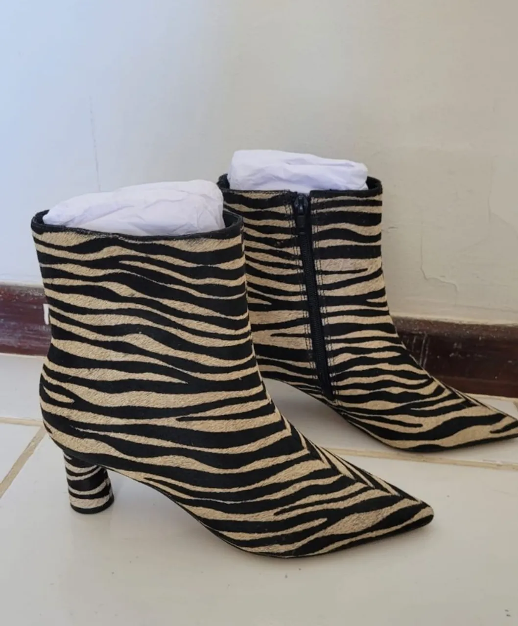 Bota cano curto salto geometrico zebra
