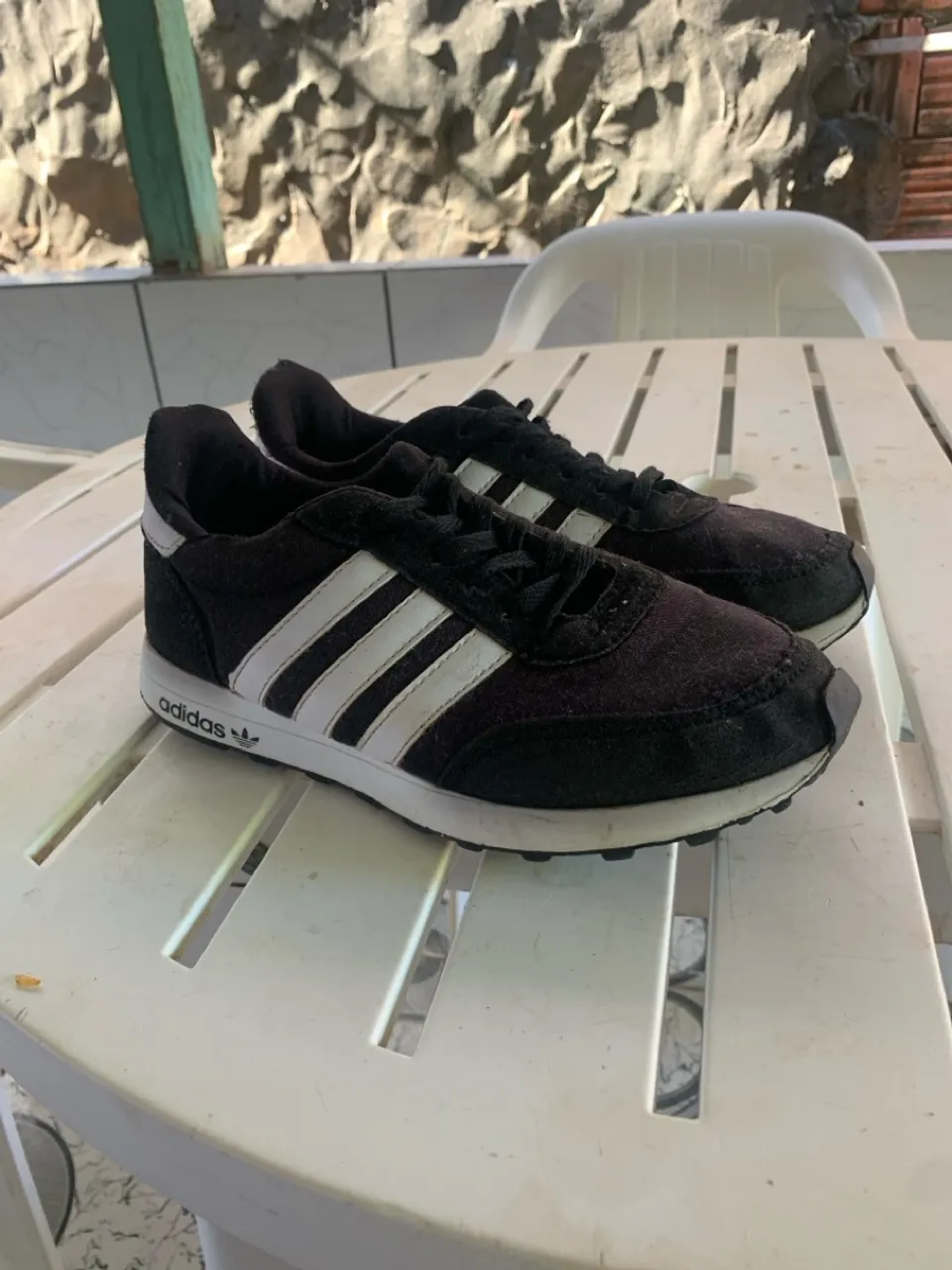Tênis Adidas Preto com Listras Brancas