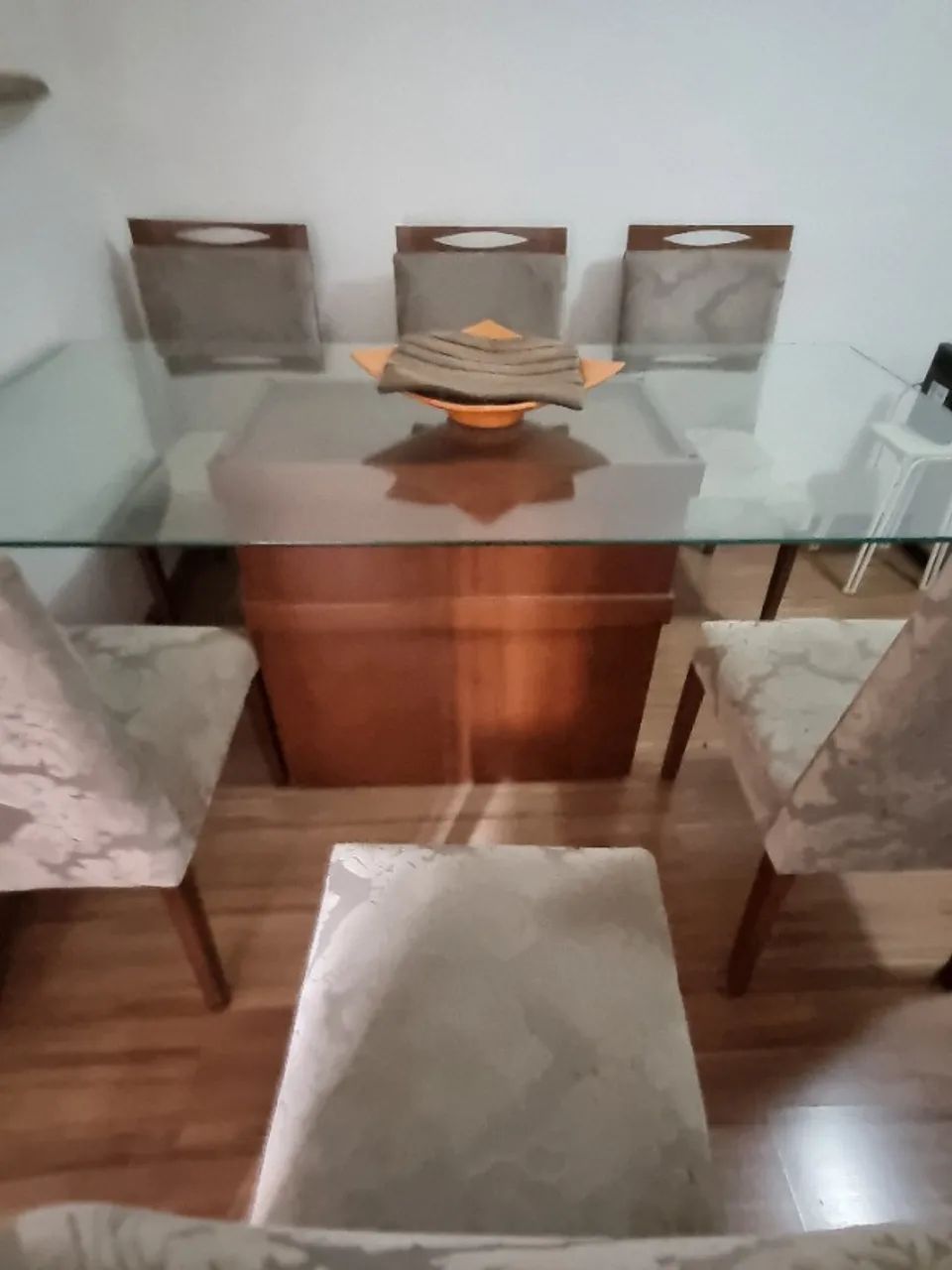 Mesa de jantar com tampo de vidro e seis cadeiras. - Foto 3