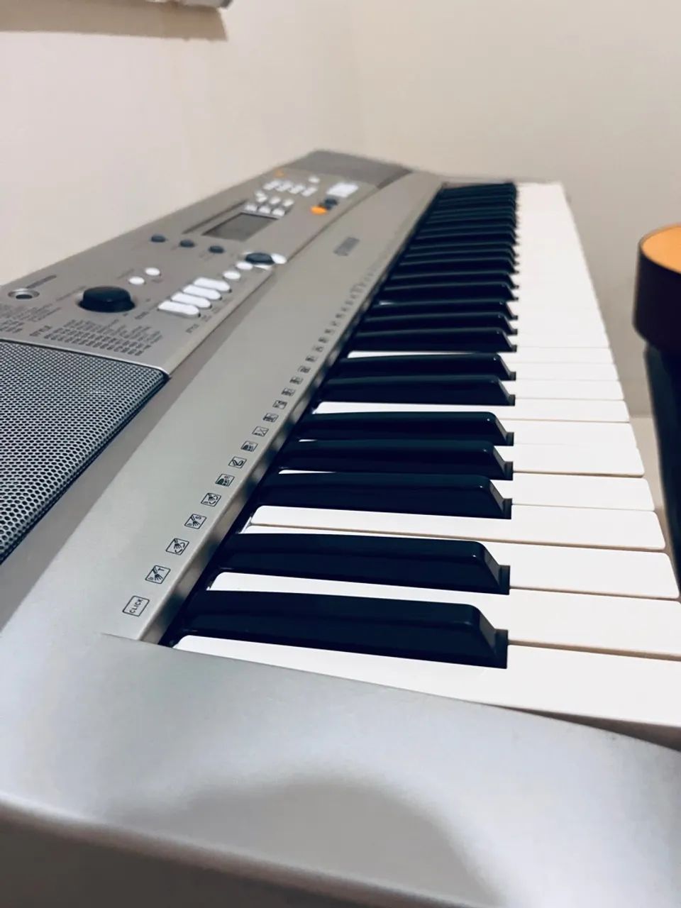 Teclado Yamaha PSR-E303 (ÓTIMO P/ IGREJA) - Foto 3