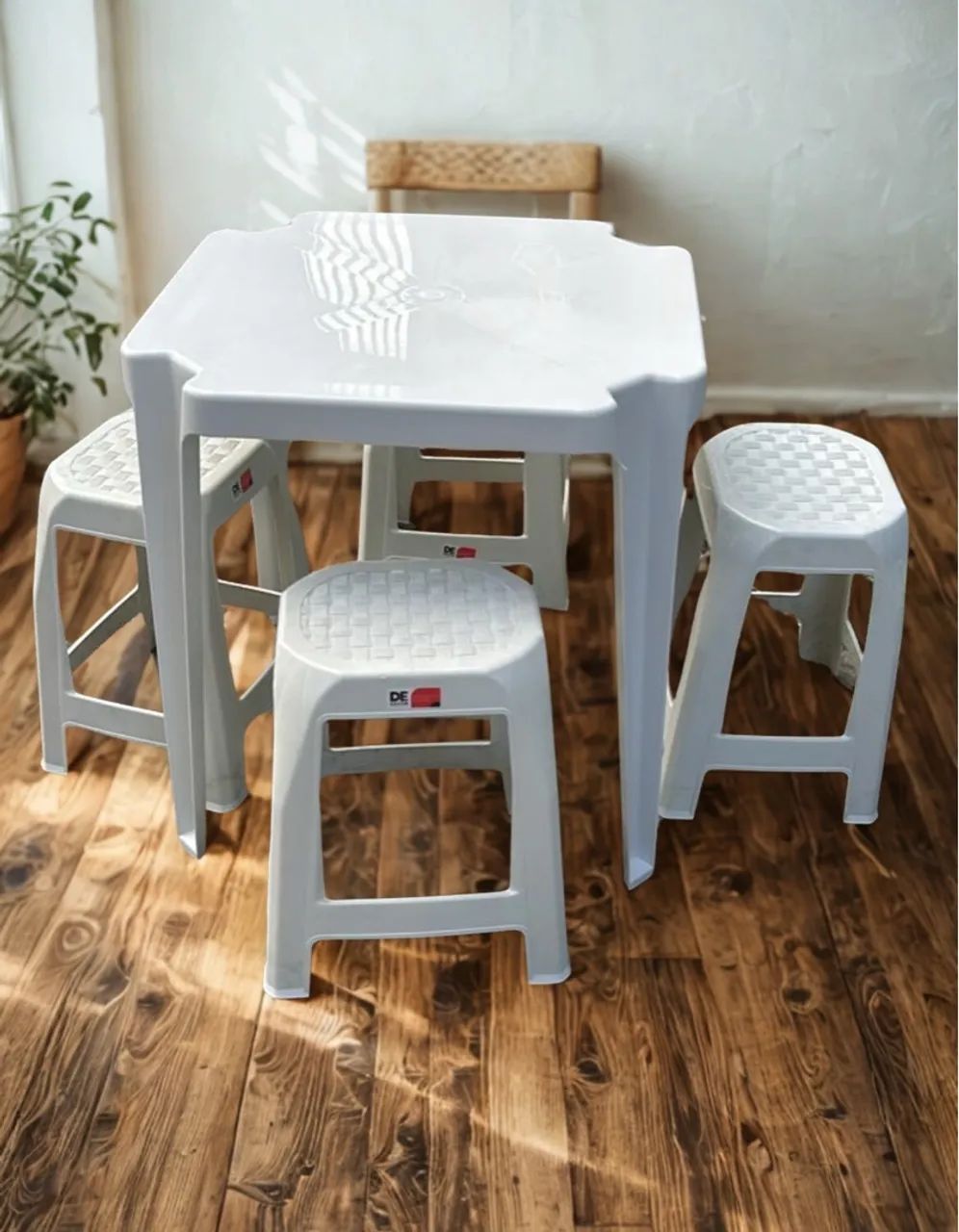 Conjunto com Mesa + 4 Bancos Plásticos Reforçados 
