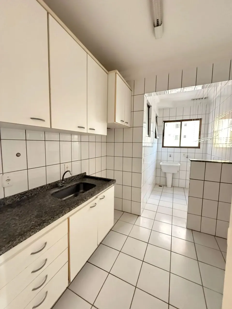 Apartamento no Centro politico , proximo ao Pantanal Shopping.