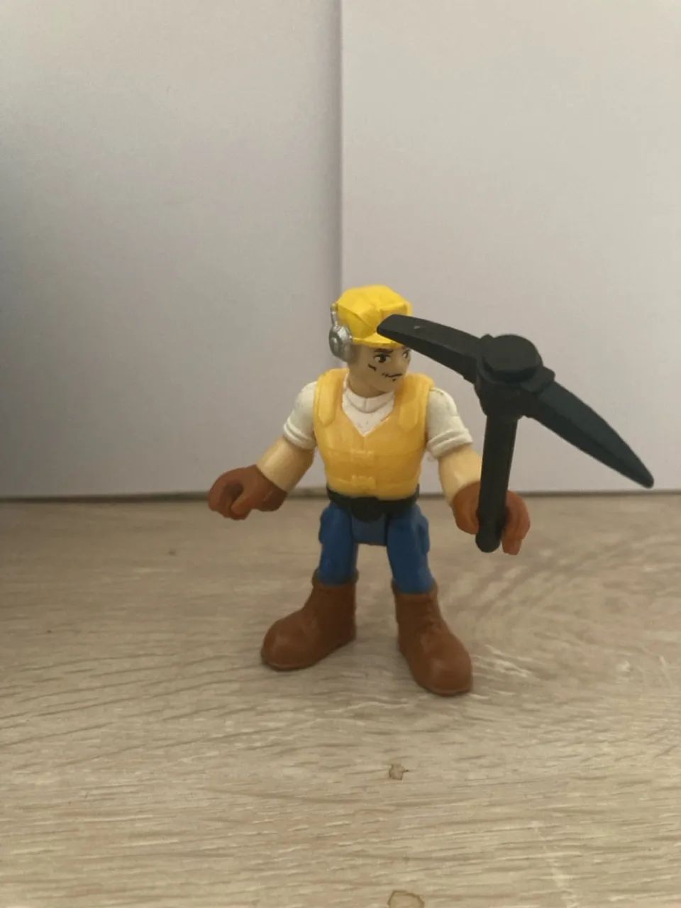 bonequinho imaginext com acessório 