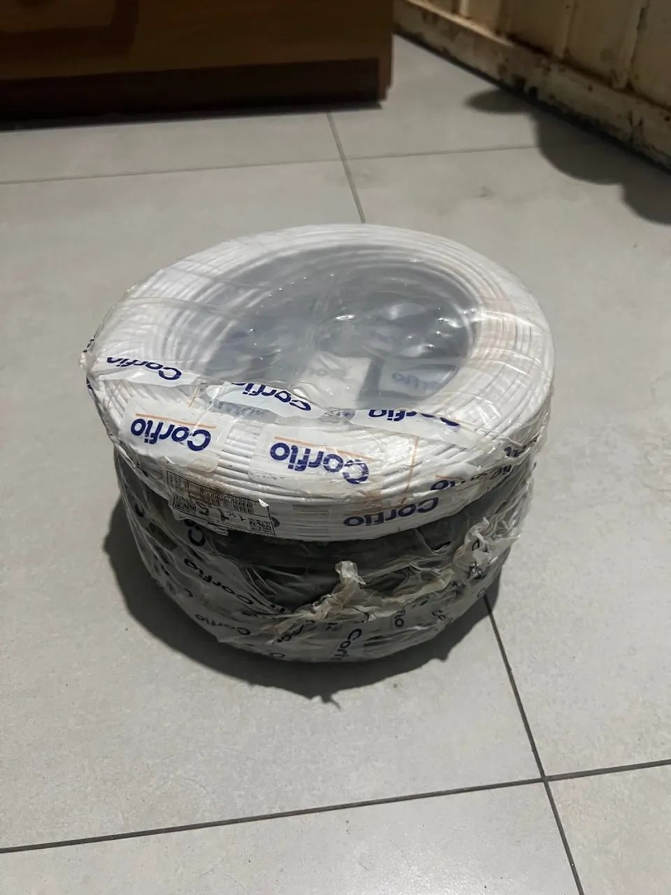 1 rolo de 100 metros 6 milímetros preto  1 rolo de 1.5 branco 