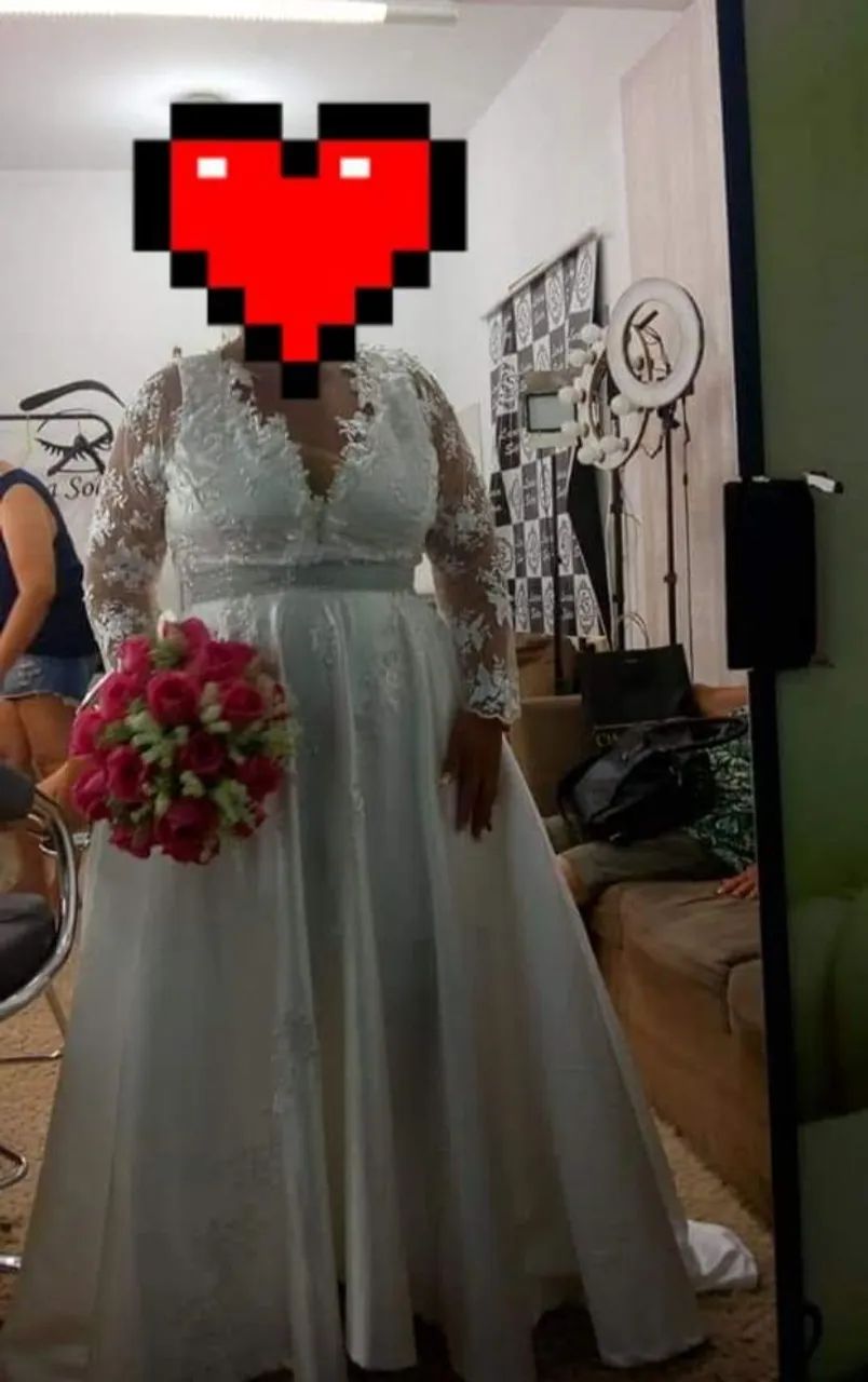 Vestido de noiva com mangas longas e detalhes em renda