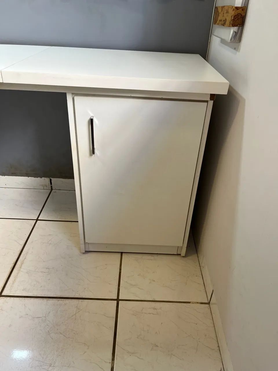 Mesa de Escritório Branca com Gavetas e Armário - Foto 4