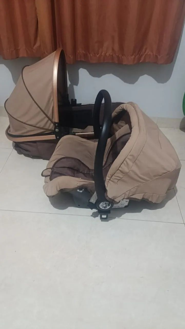 Carrinho de bebê e bebê conforto rosê gold, cadeira alimentação e play gym